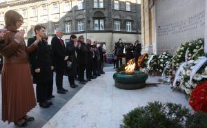 Foto: Dž. K. / Radiosarajevo.ba / Položeno cvijeće ispred Vječne vatre